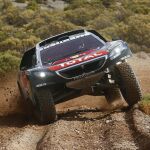 El piloto español Carlos Sainz y su copiloto Lucas Cruz, del equipo Peugeot, en acción el miércoles 6 de enero de 2015, en la cuarta etapa del rally Dakar 2016 entre la región de Purmamarca, Jujuy, Argentina