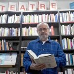 Joan Sellent, junto a un ejemplar de sus traducciones de William Shakespeare