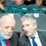 El ministro Marlaska conversa con el director de la Guardia Civil, Felix Vicente Azón, en un acto en Madrid