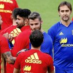 Lopetegui habla con sus jugadores, ayer, en el entrenamiento en Bruselas