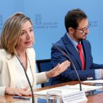 La consejera de Familia, Alicia García, da a conocer los datos del programa junto a Gumersindo Bueno.