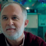 Juan, el protagonista del anuncio de este año, promete compartir su décimo con una desconocida si éste toca.