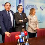 El consejero Antonio María Sáez Aguado; María del Mar Siles; Rogelio González y Susana Pérez Santos durante el Consejo Rector del Instituto de Investigación Biomédica de Salamanca