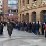 Largas colas se vivieron ayer en los alrededores del coso de la calle Xátiva