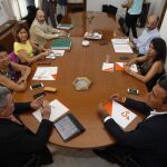 Representantes de PSOE, Ciudadanos y altos cargos de Hacienda, ayer en el Parlamento andaluz