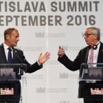 El preisdente del Consejo Europeo, Donald Tusk, y el presidente de la Comisión Europea, Jean Claude Juncker, hoy en rueda de prensa.