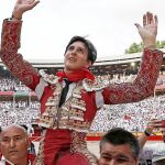 Roca Rey, a hombros por la Puerta de Encierro en Pamplona, ayer