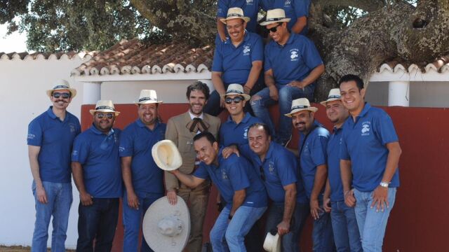 Imagen de José Tomás junto al grupo musical / Foto: Olga Holguín