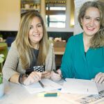 De izda. a dcha, Fátima Martínez y Ana Zuazo, autoras de «Tres damas con marca» junto a Vilma Núñez