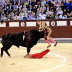 Momento en el que Javier Jiménez ha sido prendido y corneado por el sexto toro de la tarde