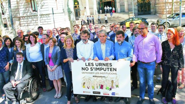 Entidades soberanistas y representantes políticos acudieron ayer al acto de apoyo a Homs, que el lunes declarará ante el TS por su participación en el 9N.