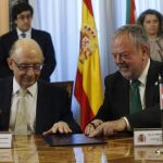 El ministro de Hacienda, Cristóbal Montoro y el consejero de Hacienda y Economía vasco, Pedro Azpiazu