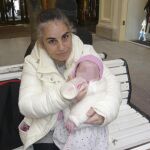 María Teresa espera con su bebé un salvoconducto que les permita regresar a casa