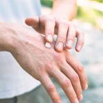 Tras el lavado de agua y jabón se recomienda el uso de crema hidratante para prevenir la aparición de dermatitis
