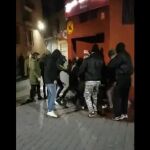 Imagen del video grabado por un testigo en el que se reflejan los violentos ataques a la joven de 19 años
