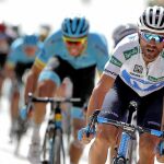 El corredor español del equipo Movistar, Alejandro Valverde , cruza la línea de llegada, junto al eslovaco del Peter Sagan, de la séptima etapa de la Vuelta a España/ Efe