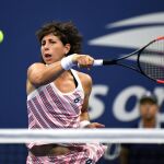 Carla Suarez golpea una bola durante su partido ante Madison Keys