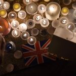 Velas encendidas en homenaje a las víctimas en la vigilia en Trafalgar Square