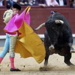 El diestro Curro Díaz en la lidia de su primer toro, durante el quinto festejo de la Feria de San Isidro.