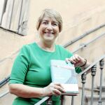 Gemma Lienas (a la izq.) con su nueva novela, en la que aparecen nombres reales como el de la pintora Remedios Varo, autora del óleo «Harmonia» (arriba) y la científica Rosalind Franklin (der.). Foto: Shooting