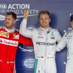 Nico Rosberg, en el centro, tras hacer la pole, entre Vettel, segundo, y Bottas, tercero.