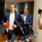 El líder de Ciudadanos, Albert Rivera y el diputado y vicepresidente primero del Congreso, Ignacio Prendes, ayer en la Cámara Baja