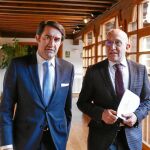 El consejero de Fomento y Medio Ambiente, Juan Carlos Suárez-Quiñones, junto al presidente de la Diputación de Valladolid, Jesús Julio Carnero