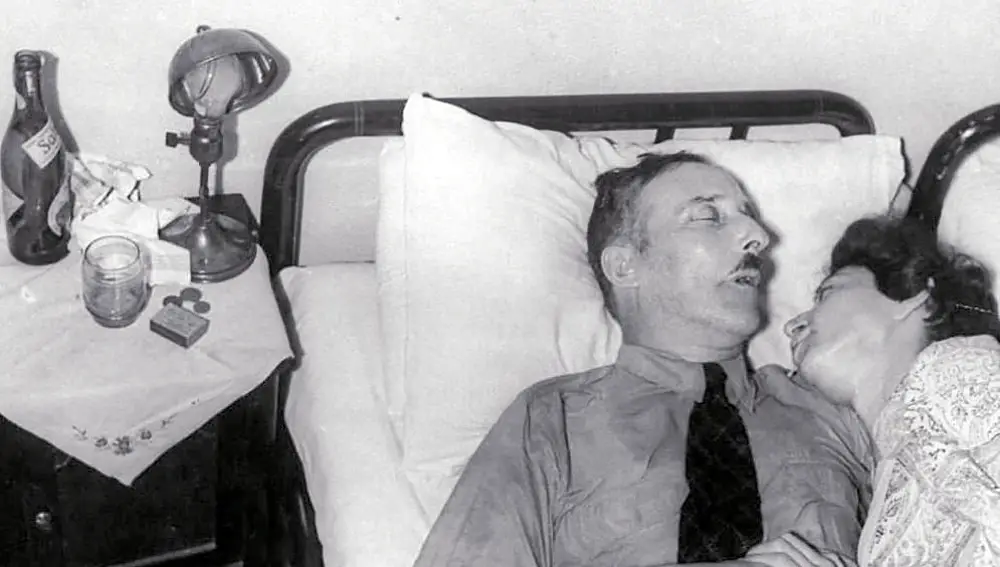 Imagen de Stefan Zweig con su esposa Lotte tras cometer el suicidio