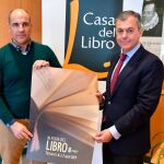 El alcalde de Tomares, José Luis Sanz, y el director de La Casa del Libro, Rafael García Organvídez / Foto: La Razón