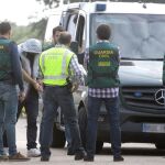 El asesino confeso del cuádruple crimen de Pioz, Patrick Nogueira Gouveia (c), escoltado por agentes de la Guardia Civil