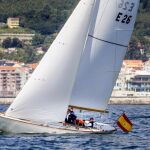 El Rey Juan Carlos (d) a bordo del Acacia participa en la categoría de Clásicos Rías Baixas de la regata El Corte Inglés Máster