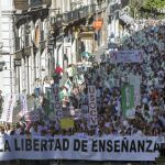 MIles de padres, profesores y alumnos, apoyados por representantes políticos, se lanzaron a la calle para rechazar el decreto contra las conciertos