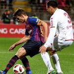 El centrocampista del FC Barcelona Denis Suárez (i) protege un balón ante Dionicio Escalante, de la Cultural Leonesa