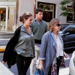 José Maza, único hijo de José Manuel Maza, abandona ayer con otros familiares la clínica de Buenos Aires donde falleció su padre