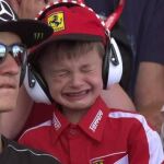 El niño llorando cuando Raikkonen tuvo que abandonar la carrera