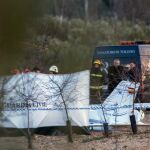 Los servicios de emergencia en el lugar del accidente en el que los dos ocupantes de una avioneta han muerto esta tarde al estrellarse e incendiarse el aparato en el que viajaban en Orgaz (Toledo).
