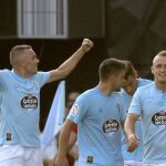 El delantero del Celta, Iasgo Aspas (i), celebra el segundo gol del equipo ante el Atlético de Madrid. EFE/Lavandeira jr
