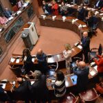 El presidente de la Comunidad, Fernando López Miras, respaldado por los diputados del Partido Popular