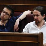 El líder de Podemos, Pablo Iglesias (d), y el portavoz parlamentario del partido, Íñigo Errejón (i)