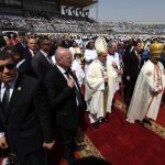 El Papa llega al estadio de El Cairo para celebrar la misa
