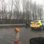 Momento en el que una patrulla de la Policía intercepta al nonagenario