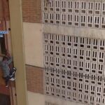 Momento en el que uno de los detenidos en Murcia intentó huir agarrándose a una de las tuberías de la fachada