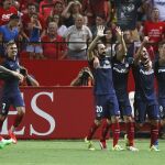 Los jugadores del Atlético de Madrid celebran su primer gol ante el Sevilla FC, conseguido por Koke (2d)