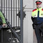 En la imagen, Artur Mas a, ayer, a la entrada del TSJC acompañado por su mujer
