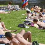 Varias personas en la zona fluvial del río Miño y las termas de "A Chavasqueira", disfrutan de las temperaturas registradas hoy en Ourense.