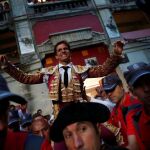 El Juli saliendo a hombros por la puerta del encierro
