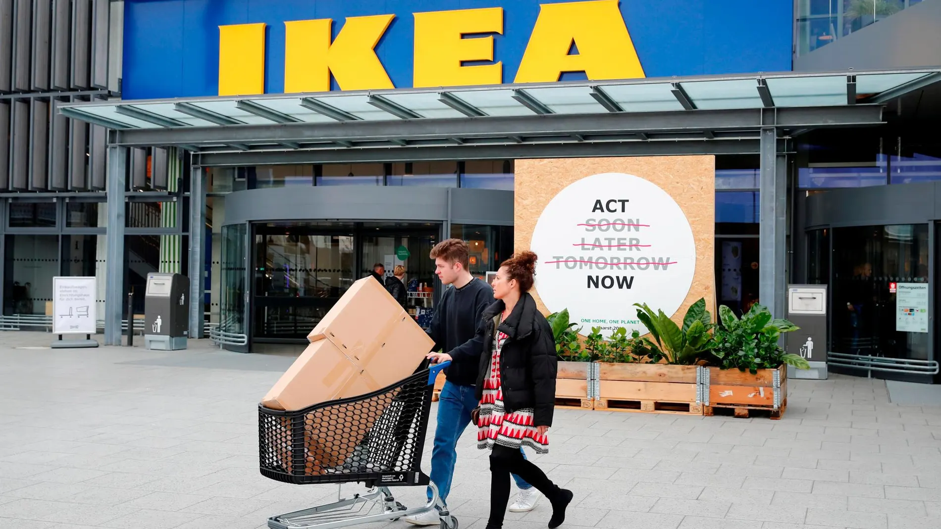 Una pareja sale de un establecimiento de Ikea en Dusseldorf (Alemania)
