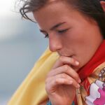 Una aficionada en Roland Garros enfundada con la bandera española