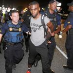 Deray McKesson, icono de la protesta a favor de los derechos de los ciudadanos negros en Estados Unidos, fue arrestado ayer