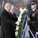 El presidente electo, Donald Trump, y el vicepresidente, Mike Pence, colocan una corona de flores, ayer